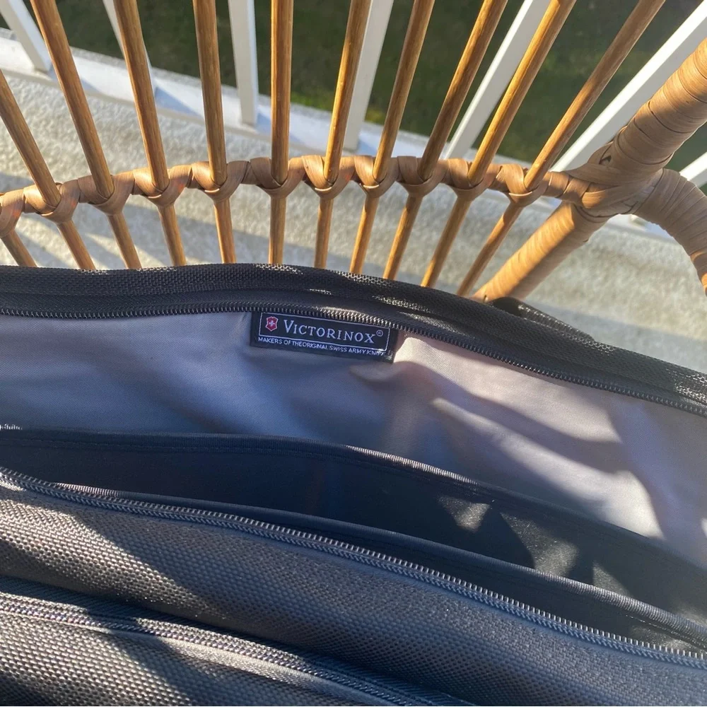 VICTORINOX SWISS MESSENGER BAG